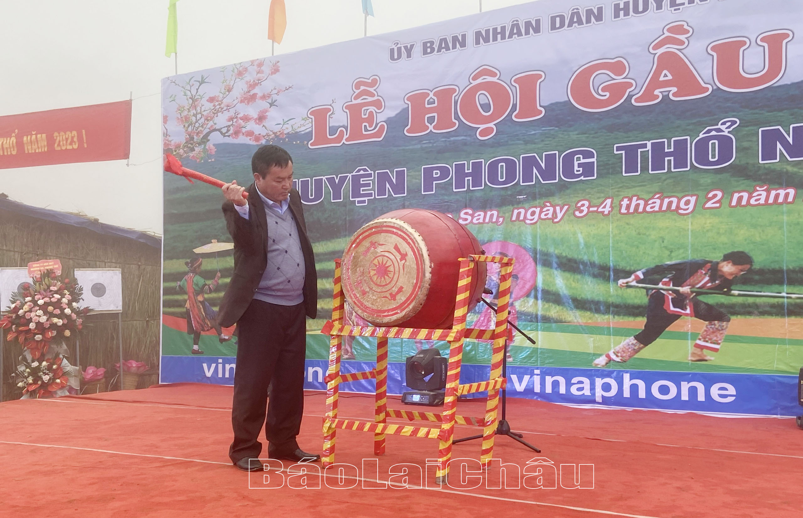 Đồng chí Giàng A Tính - Ủy viên Ban Thường vụ Tỉnh ủy, Phó Chủ tịch UBND tỉnh đánh trống khai hội.